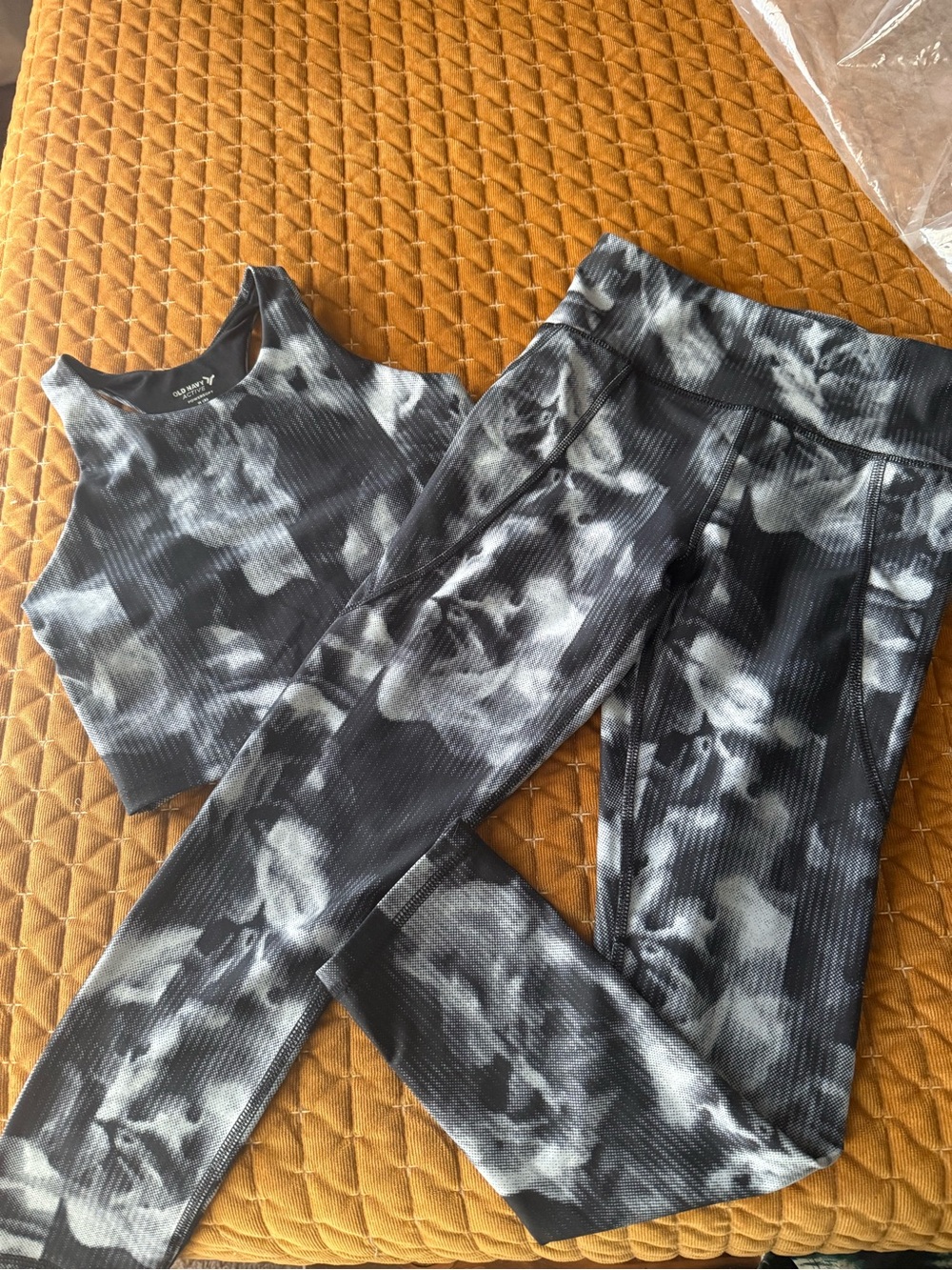 Old Navy Black & White Tie-Dye Performance Tank